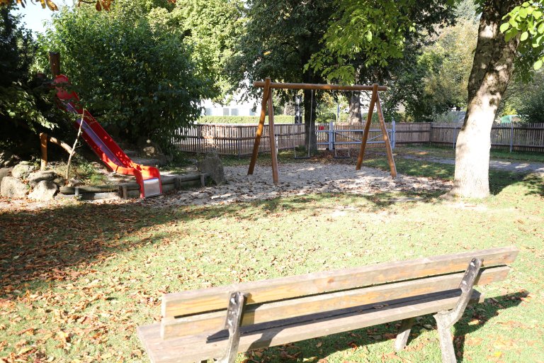 Grossansicht in neuem Fenster: Kinderspielplatz Althegnenberg