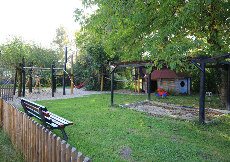 Grossansicht in neuem Fenster: Kinderspielplatz Althegnenberg (001) Grossansicht in neuem Fenster: Kinderspielplatz Hörbach