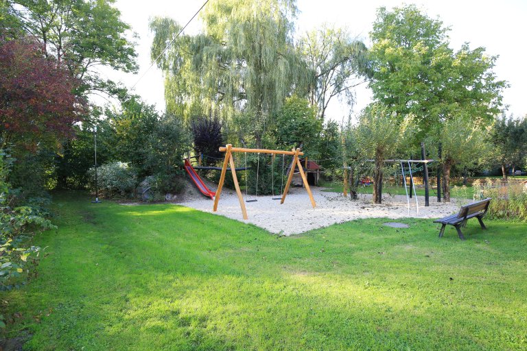 Grossansicht in neuem Fenster: Kinderspielplatz Althegnenberg (001) Grossansicht in neuem Fenster: Kinderspielplatz Hörbach
